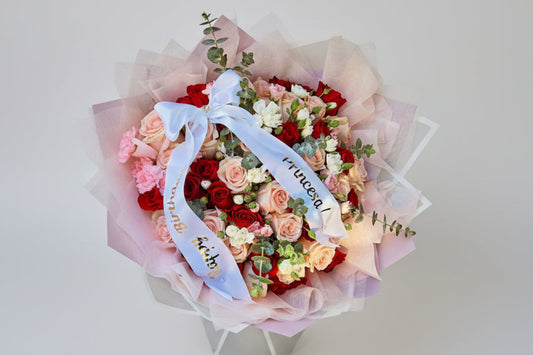 Ramo de Rosas Rojas y Rosas con Moño Personalizado